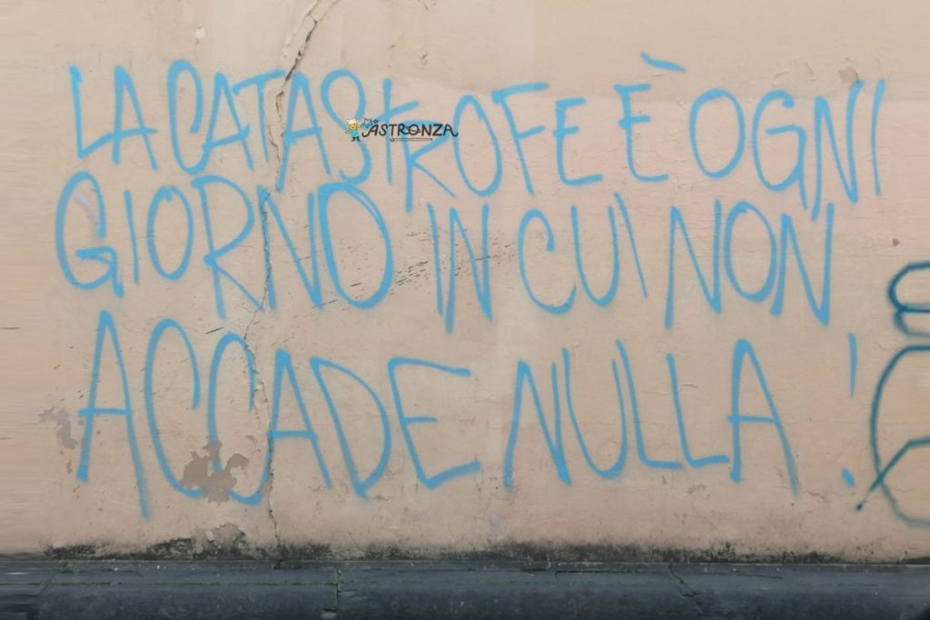 Scritta sui muri: "La catastrofe è ogni giorno in cui non accade nulla"