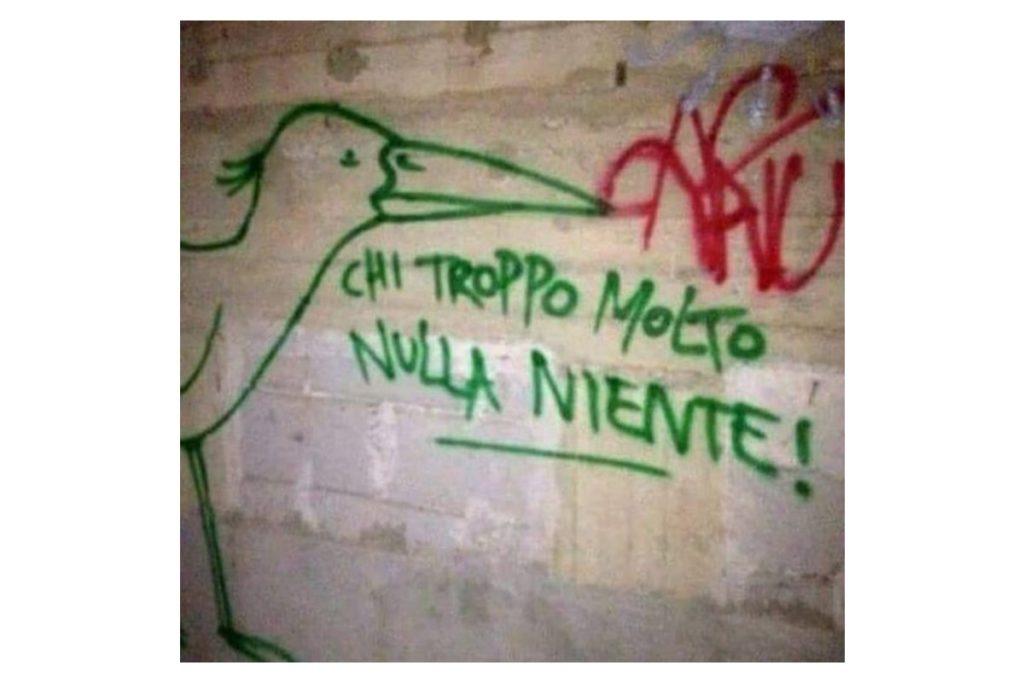 scritta sul muro "chi troppo molto nulla niente"